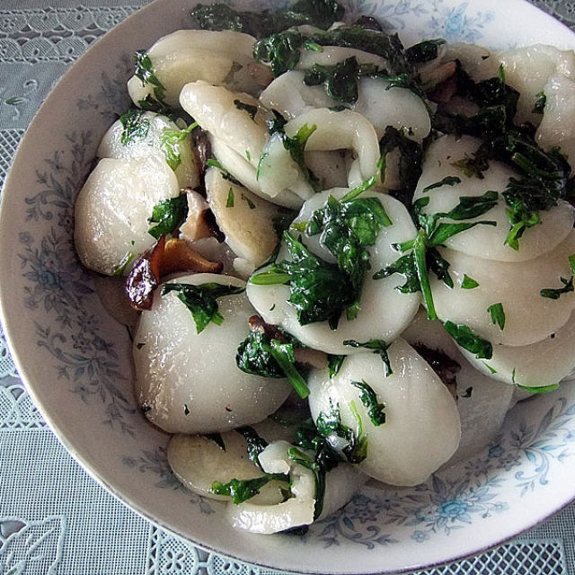 芹菜叶、香菇炒年糕