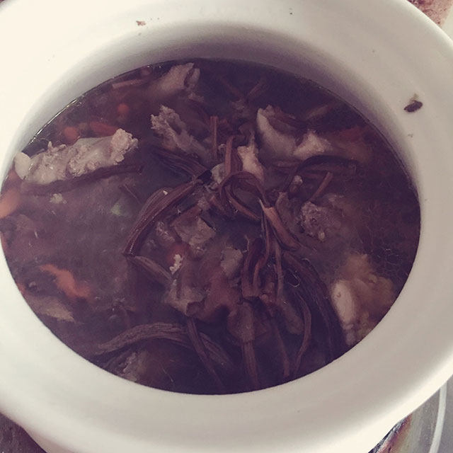 茶树菇柴鸡汤
