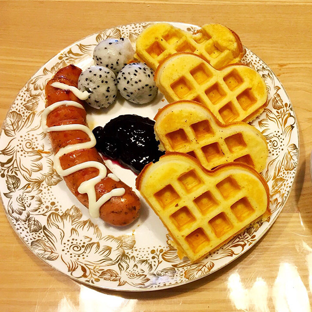 早餐：华夫饼香肠水果组合