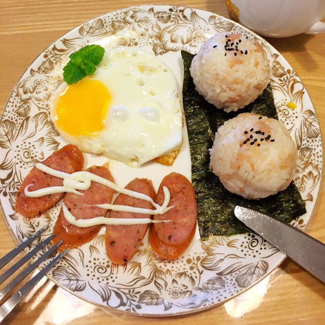 早餐：金枪鱼饭团煎蛋香肠组合