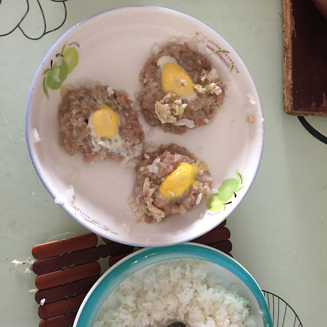 鹌鹑蛋肉饼