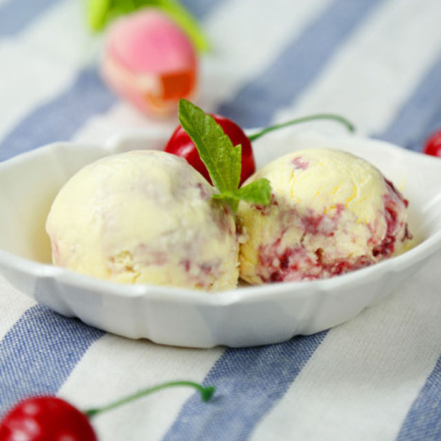 香草酸奶油樱桃冰淇淋