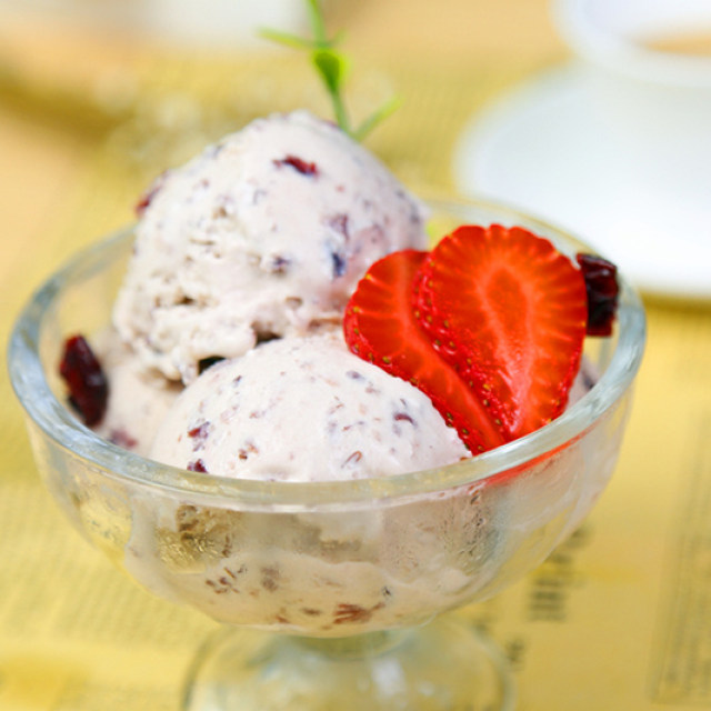 清凉冰爽蔓越莓奶油冰淇淋