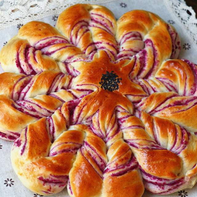 紫薯大翻花面包