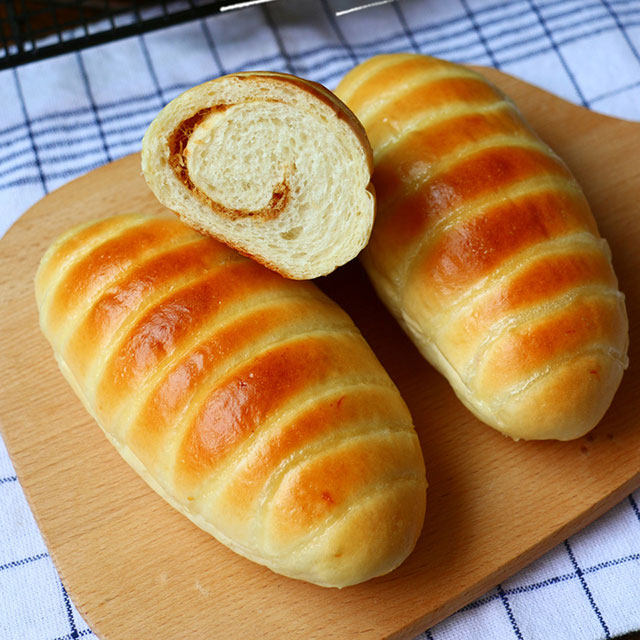 沙拉肉松餐包