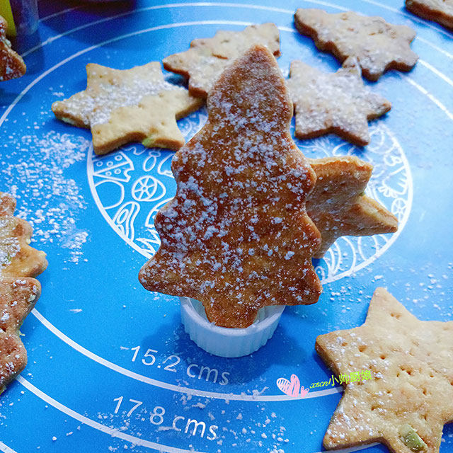 圣诞饼干―糖霜红糖甜脆小饼干
~圣诞节应应景，给宝贝做的小松树糖霜红糖饼干