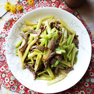 芹菜炒肉絲的做法大全_芹菜炒肉絲的家常做法_怎麼做好吃_圖解做法與