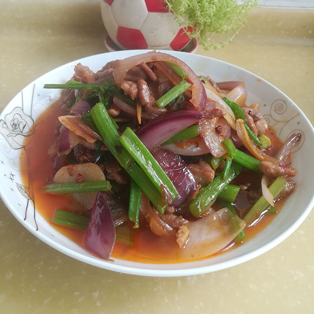 芹菜洋葱炒肉