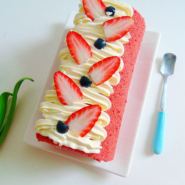 红丝绒草莓蛋糕卷
