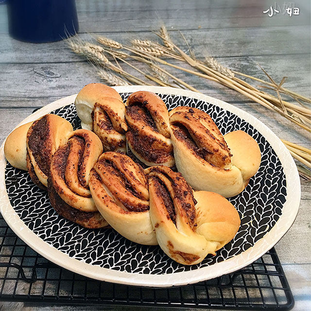 黑麻酱红糖麻花包