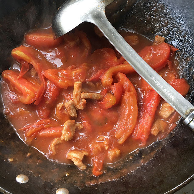 西红柿炒肉，清淡可口，好吃不腻。