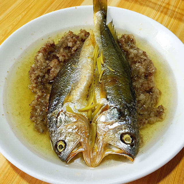 爆腌黄鱼蒸猪肉饼子