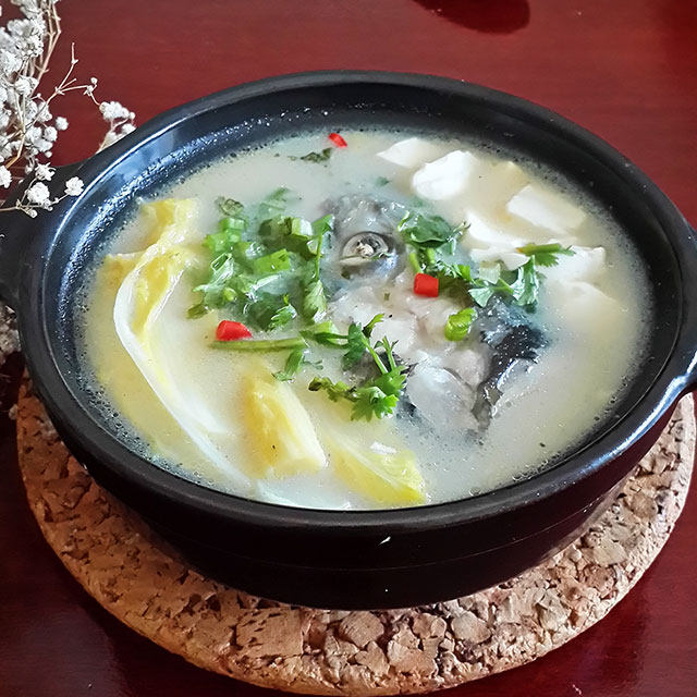 砂锅鱼头豆腐汤