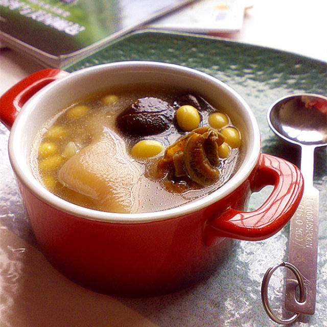 冬菇黄豆猪蹄汤