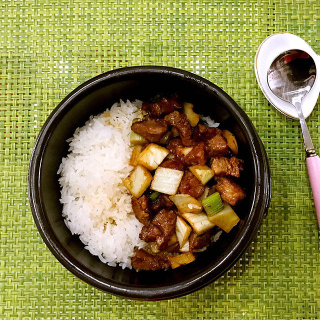 黑椒牛肉煲仔饭