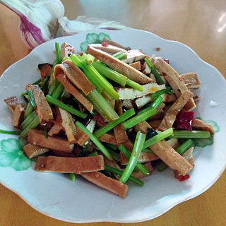 芹菜香乾炒肉336人收藏香乾,芹菜,辣椒,姜,黃豆醬,醬油,油.