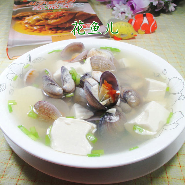 圆蛤豆腐汤