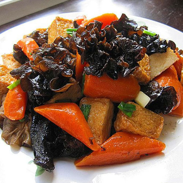 黑木耳红萝卜焖豆腐鱼饼