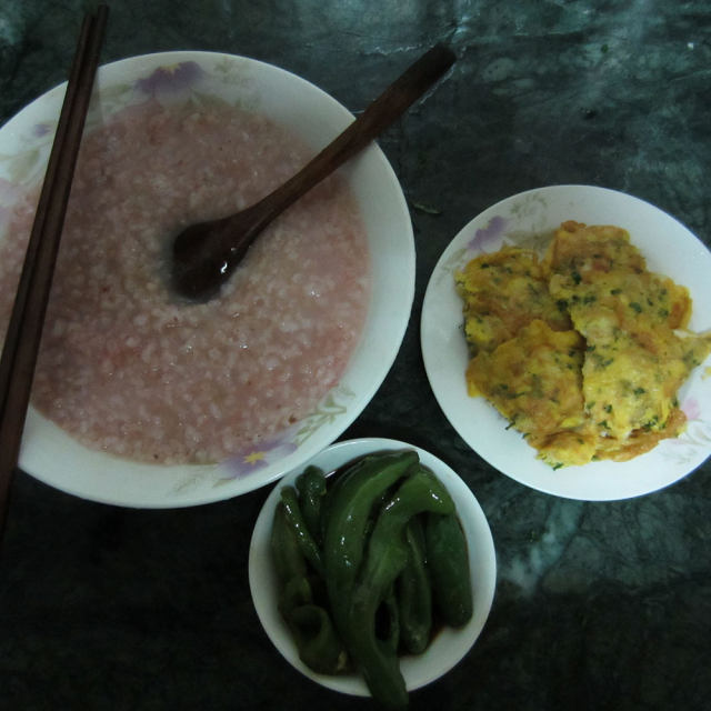 红米粥+香芹葱花虾皮煎蛋+微波青椒，好吃的早餐哦