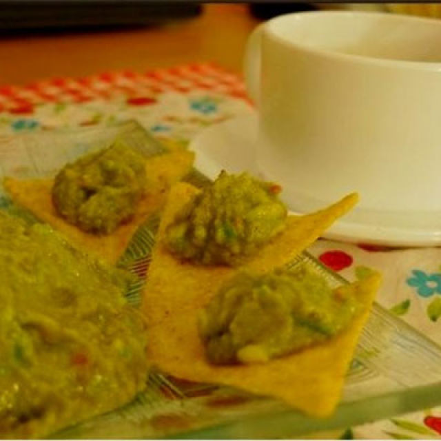 墨西哥风味小吃—牛油果泥+玉米薄脆片Tortilla
