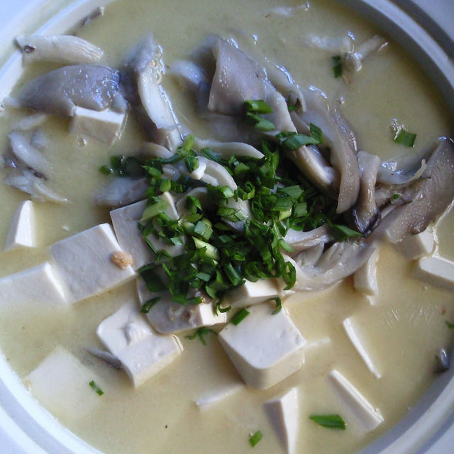 豆腐蘑菇鲫鱼汤