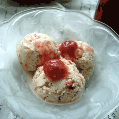 草莓果肉冰淇淋