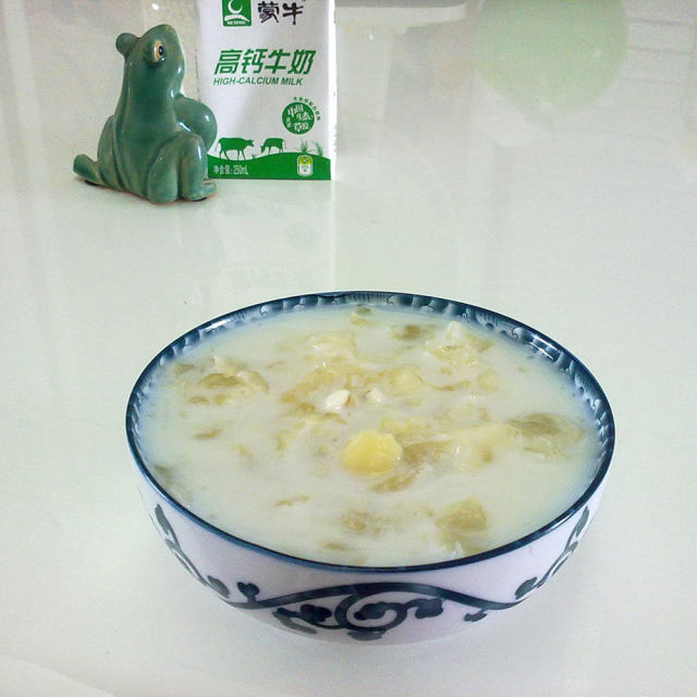 银耳莲子薏米牛奶羹