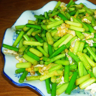 宮廷桃酥韭菜炒羊肝醃鹹雞蛋炸茄盒白菜粉條燉肉