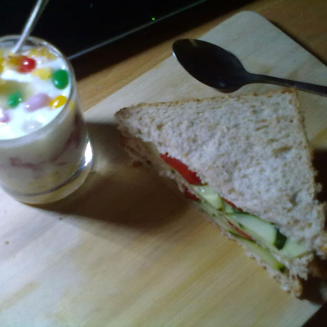 【早餐】时蔬三明治配酸奶水果杯
