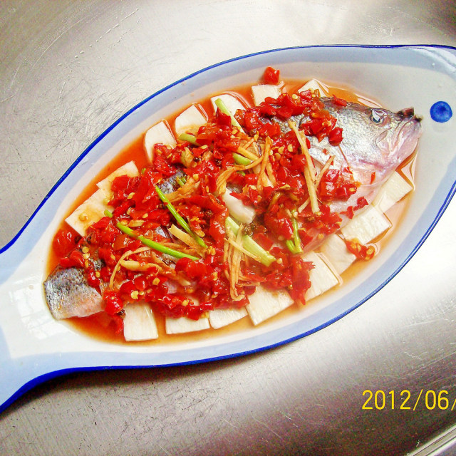 【一鱼多吃】——葱姜剁椒蒸鲈鱼