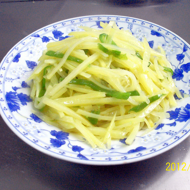 麻中酸辣的祛湿开胃菜《青椒土豆丝》