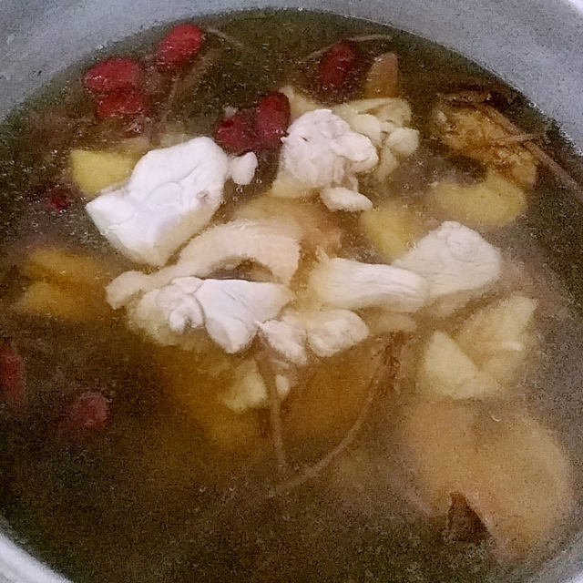 茶树菇煲肉汤