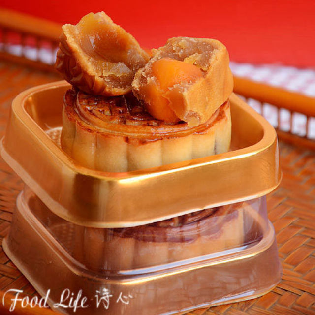 【广式蛋黄莲蓉月饼】--- 中秋节最爱吃的月饼