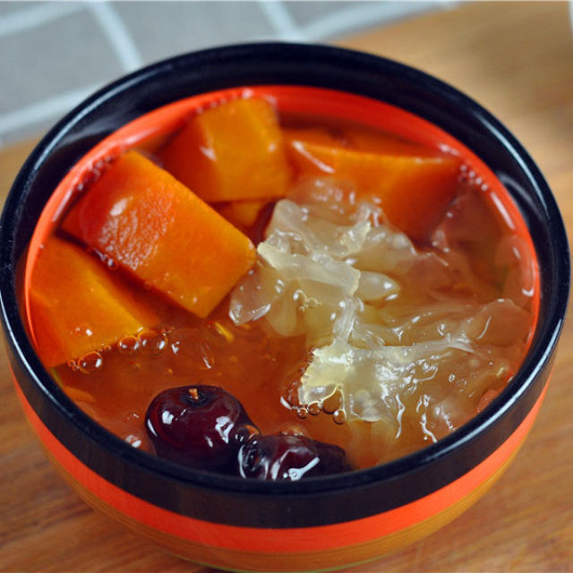 这碗汤和周末好搭噢：木瓜银耳桃胶糖水