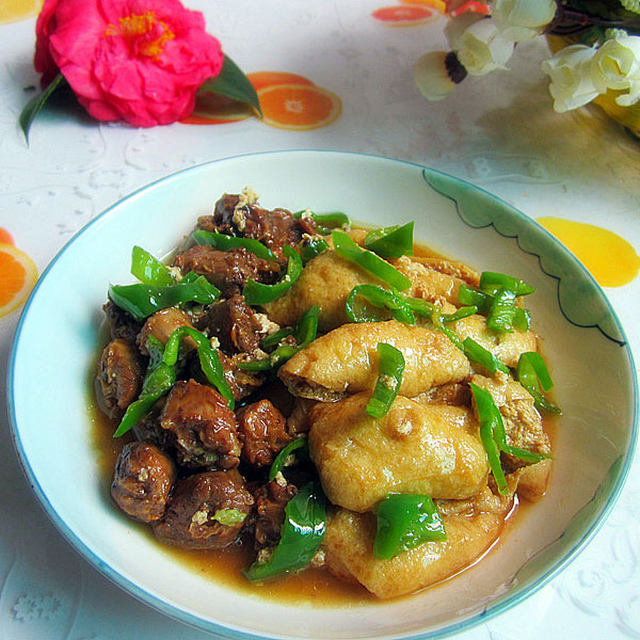 鸭脖子烧油豆腐