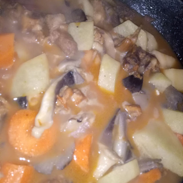 鸡架炖土豆红萝卜蘑菇豆腐