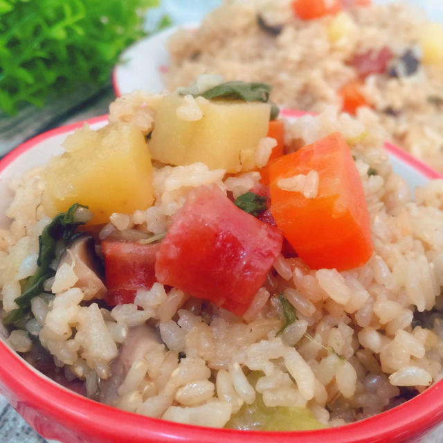 土豆腊肠焖糙米饭
