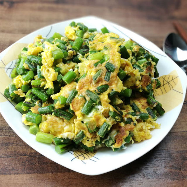 Stir fried eggs with garlic sprouts