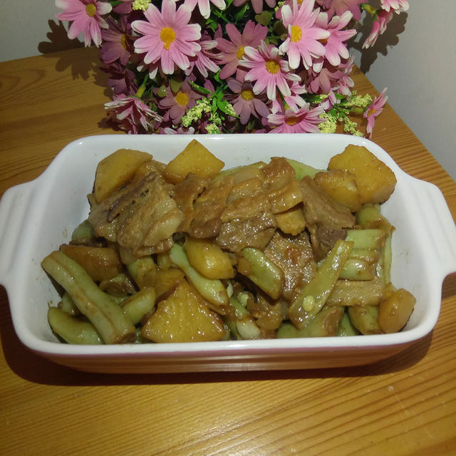 五花肉炖芸豆土豆