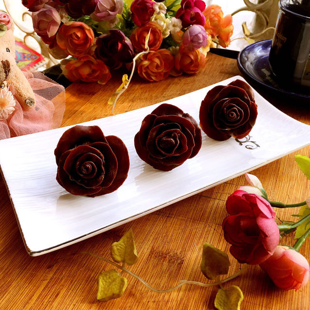 情人节礼物：巧克力草莓玫瑰