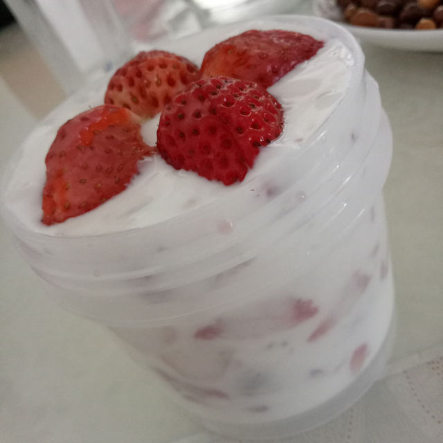 草莓大粒酸奶