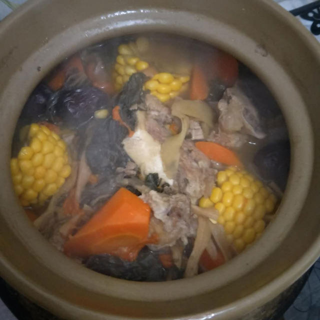 胡萝卜玉米菜干猪骨汤