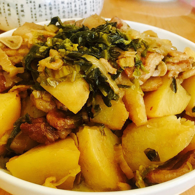 土豆青麻叶酸菜炖五花肉