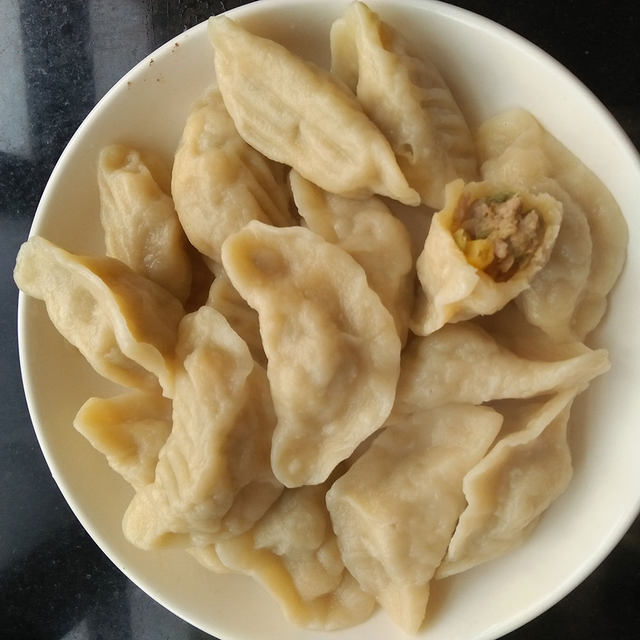 ”花样美食 ”槐花玉米肉饺