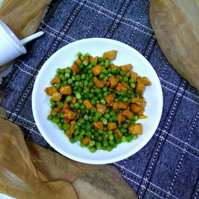 豌豆炒鸡丁