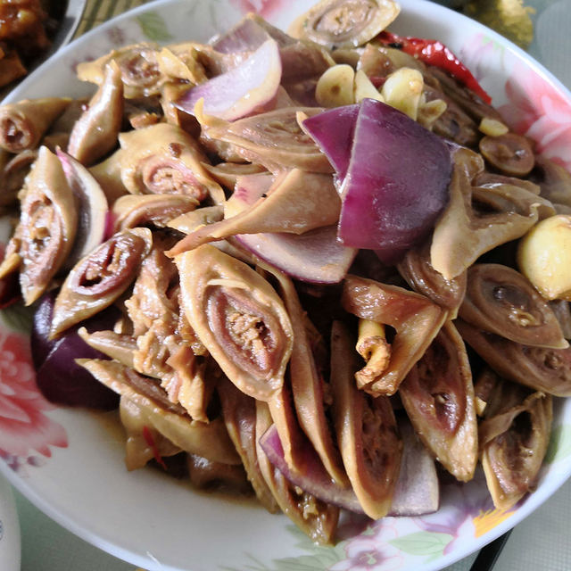 花样美食～洋葱炒苦肠