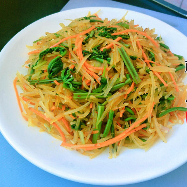 “春季野菜”炝拌蕨菜土豆丝