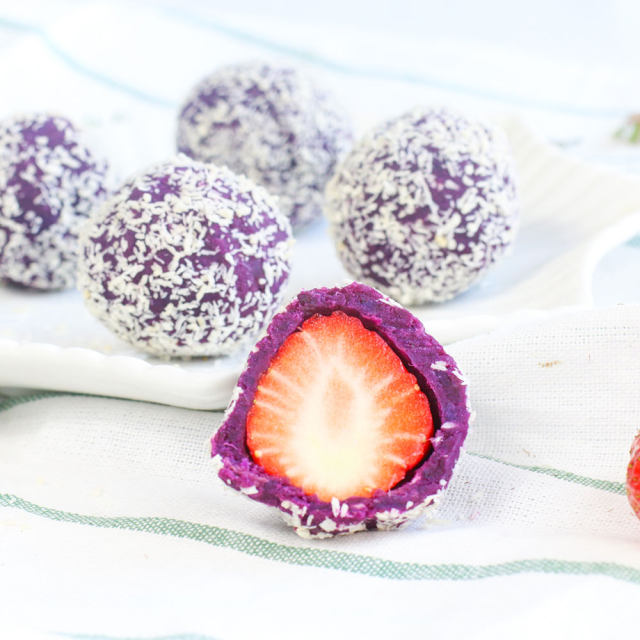 椰蓉紫薯草莓球
