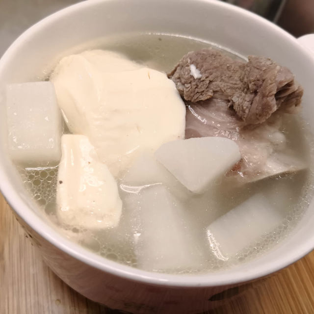 萝卜骨头豆腐汤