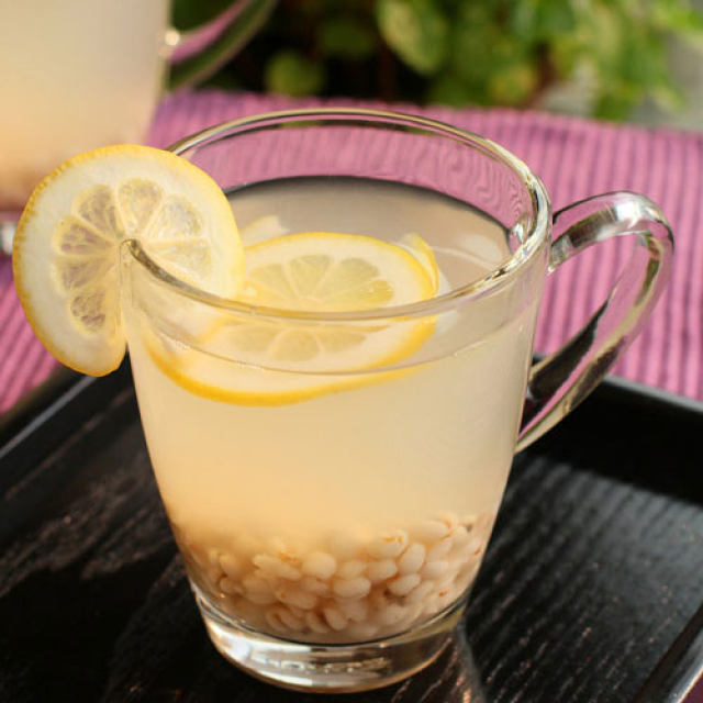 美白养颜的饮品——柠檬薏米水